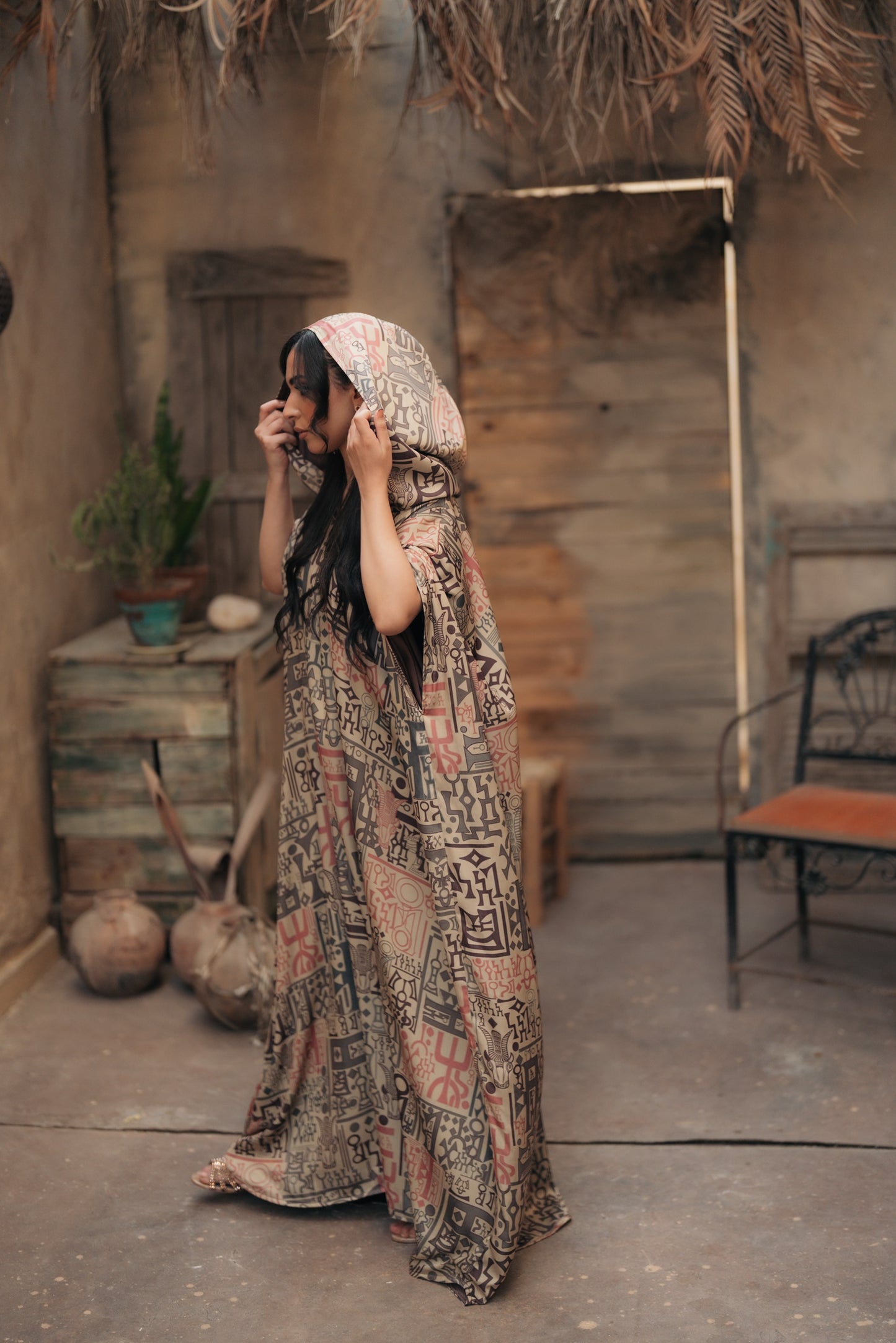 HOODED GOWN - KHATT AL MUSNAD